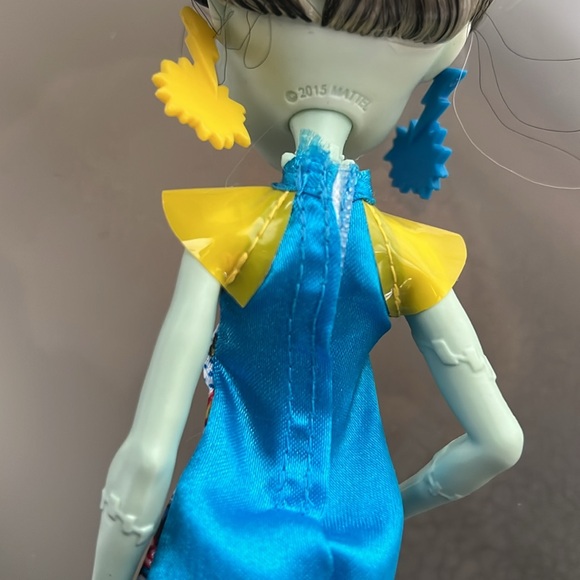 ⚡️2015 Frankie Stein from Monster High with Blue ZAAAP POW Dress & Yellow Shoes - Picture 10 of 17